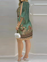 Minivestido holgado de manga corta con estampado calado y cuello redondo con abertura en la costura